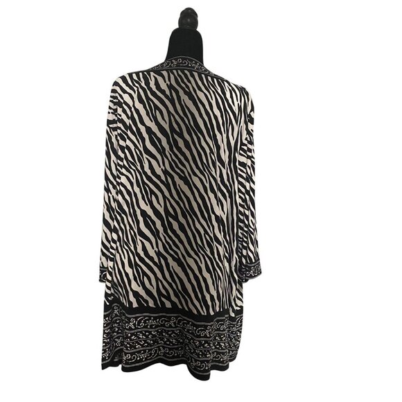 Maggie Barnes Women’s Plus Size Shirt Black & White Zebra Print Size 5X 34/36w - Picture 2 of 16